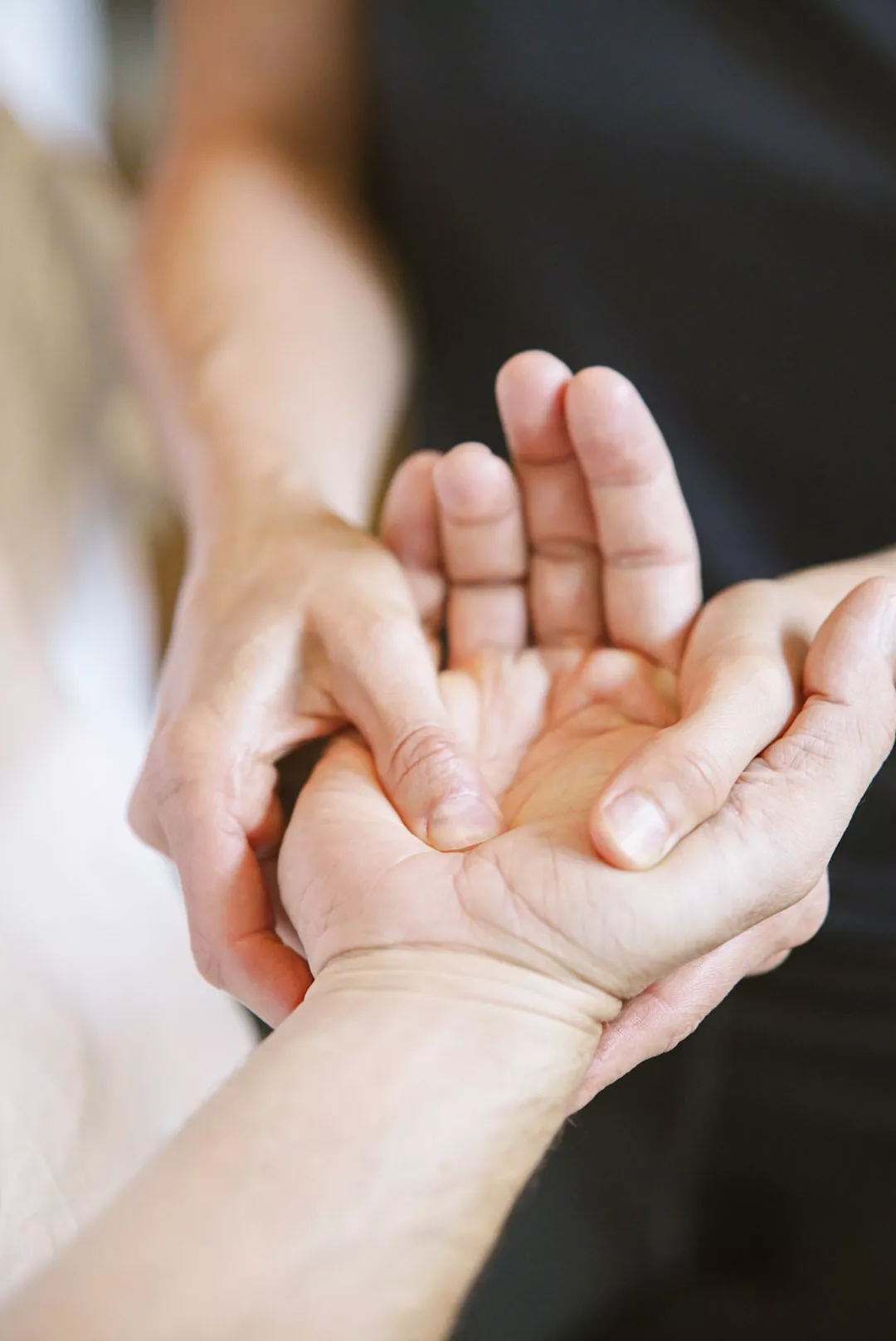 Behutsame Handmassage in der Praxis MyoBalance